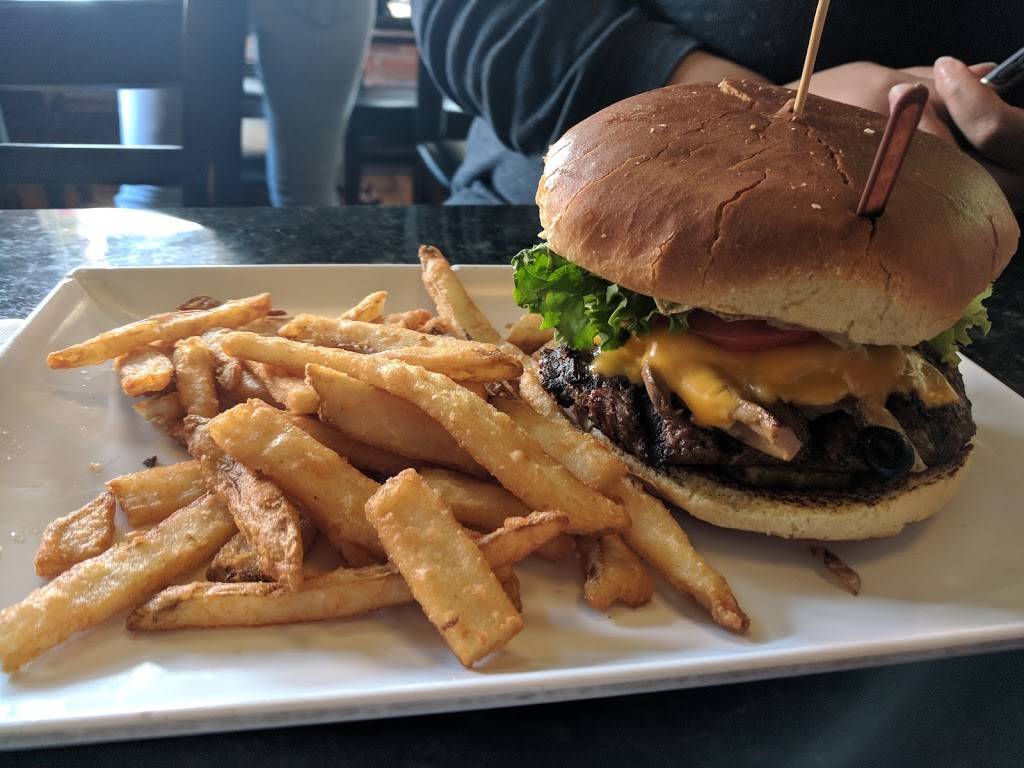 Ziggys Pub & Restaurant | restaurant | 193 Park Ave, Amherst, OH 44001, USA | 4409853663 OR +1 440-985-3663