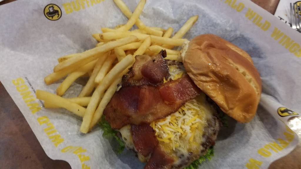 Buffalo Wild Wings | restaurant | 1701 Sunrise Hwy, Bay Shore, NY 11706, USA | 6319689464 OR +1 631-968-9464