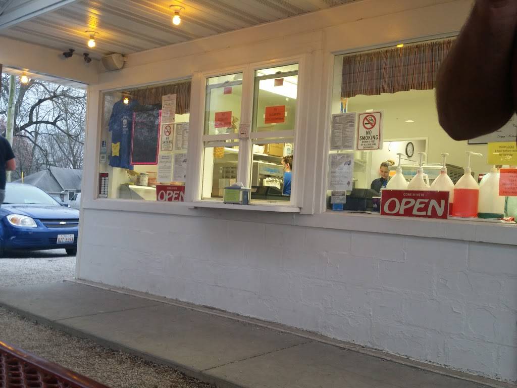 Village Drive-In | restaurant | 212 S Washington St, Bunker Hill, IL 62014, USA | 6185853113 OR +1 618-585-3113