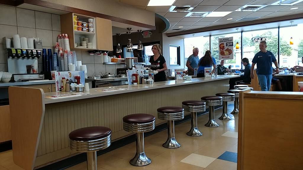 George Webb Restaurant | restaurant | 12201 W North Ave, Wauwatosa, WI 53226, USA | 4147744377 OR +1 414-774-4377