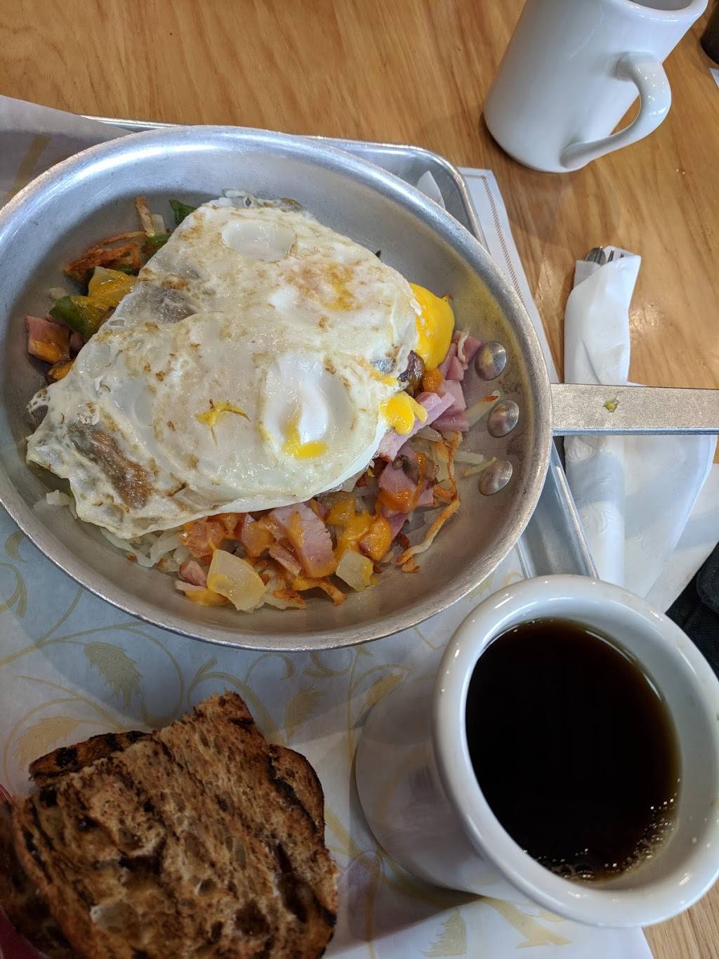 Arnies Restaurant | restaurant | 722 Leonard St NW, Grand Rapids, MI 49504, USA | 6164543098 OR +1 616-454-3098