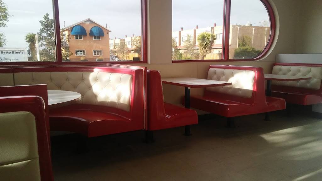 Blakes Lotaburger | restaurant | 1300 San Mateo Blvd SE, Albuquerque, NM 87108, USA | 5052555601 OR +1 505-255-5601