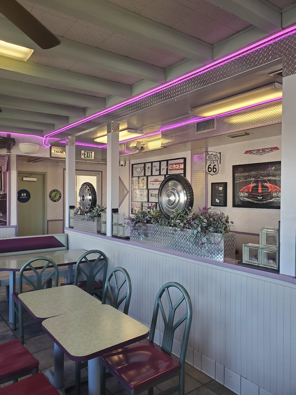 Fosters Freeze | restaurant | 1580 Main St, Barstow, CA 92311, USA | 7602568842 OR +1 760-256-8842