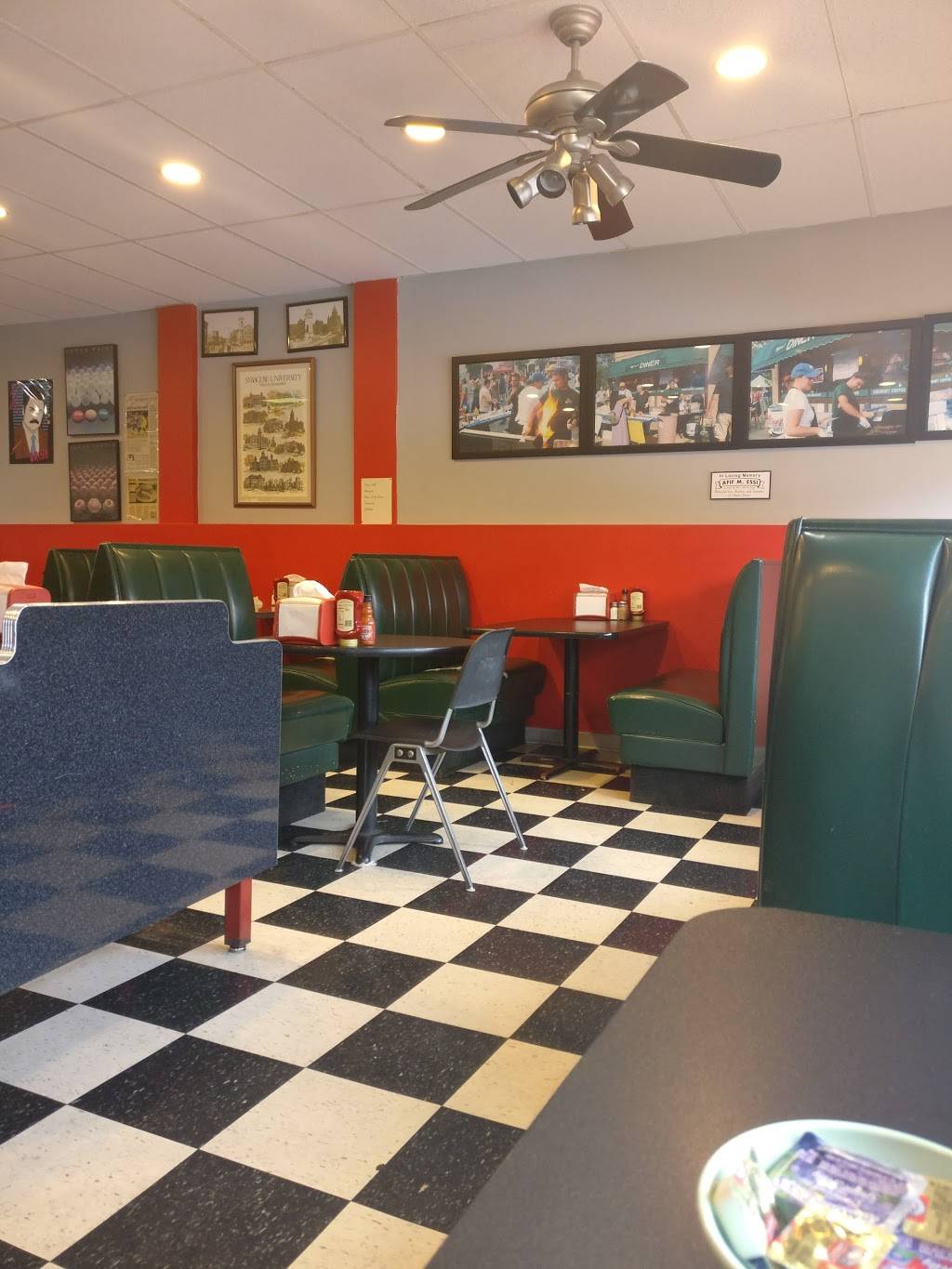 Moms Diner | restaurant | 501 Westcott St, Syracuse, NY 13210, USA | 3154770141 OR +1 315-477-0141