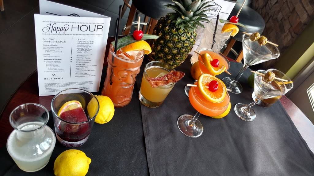 Houlihans | restaurant | 14065 Town Center Blvd, Noblesville, IN 46060, USA | 3177031025 OR +1 317-703-1025