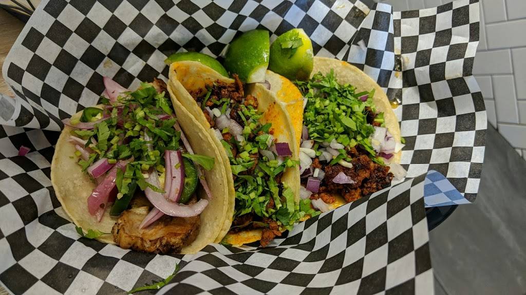 Guac N Tacos | restaurant | 116 S York St, Elmhurst, IL 60126, USA | 3312252498 OR +1 331-225-2498