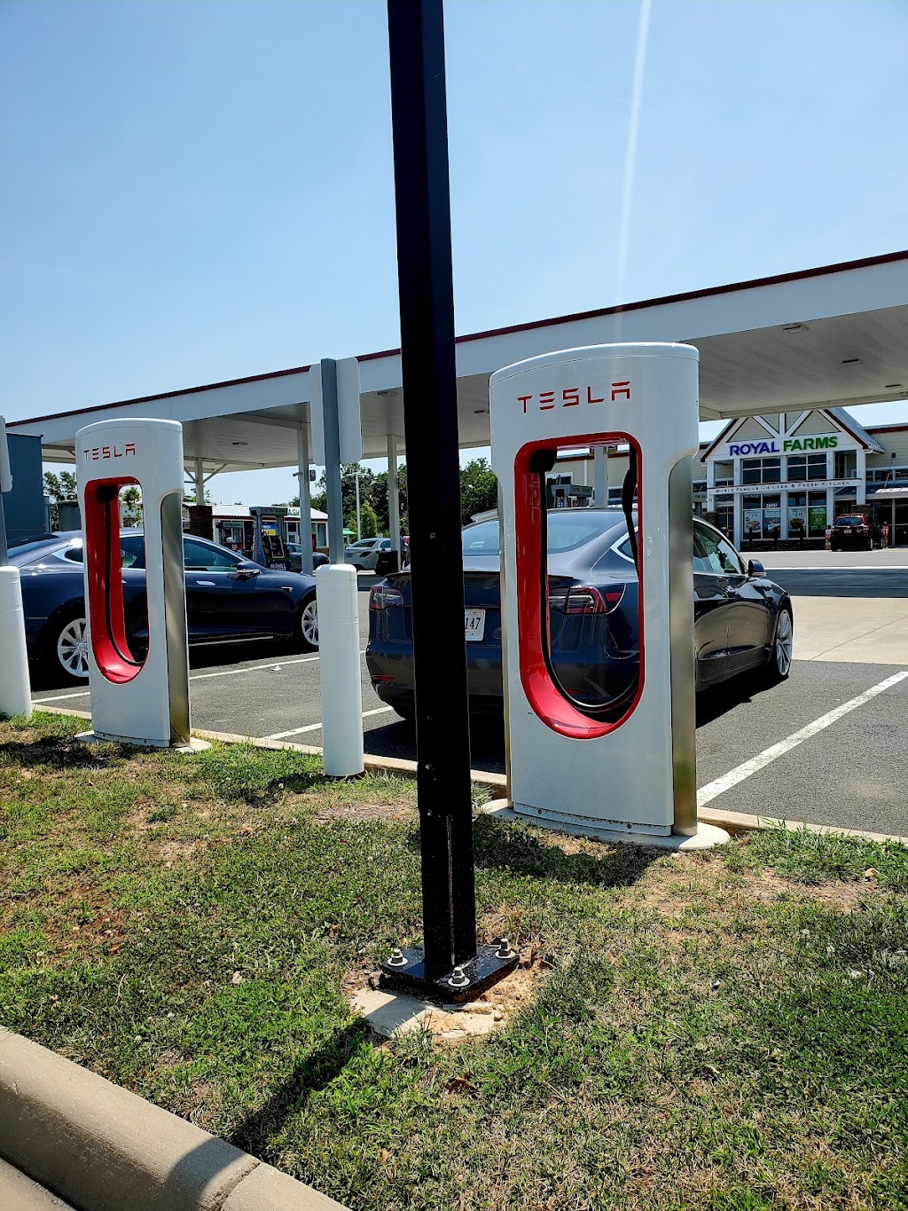 Royal Farms | meal takeaway | 25451 Lizzio Center Dr, Chantilly, VA 20152, USA | 7032601989 OR +1 703-260-1989