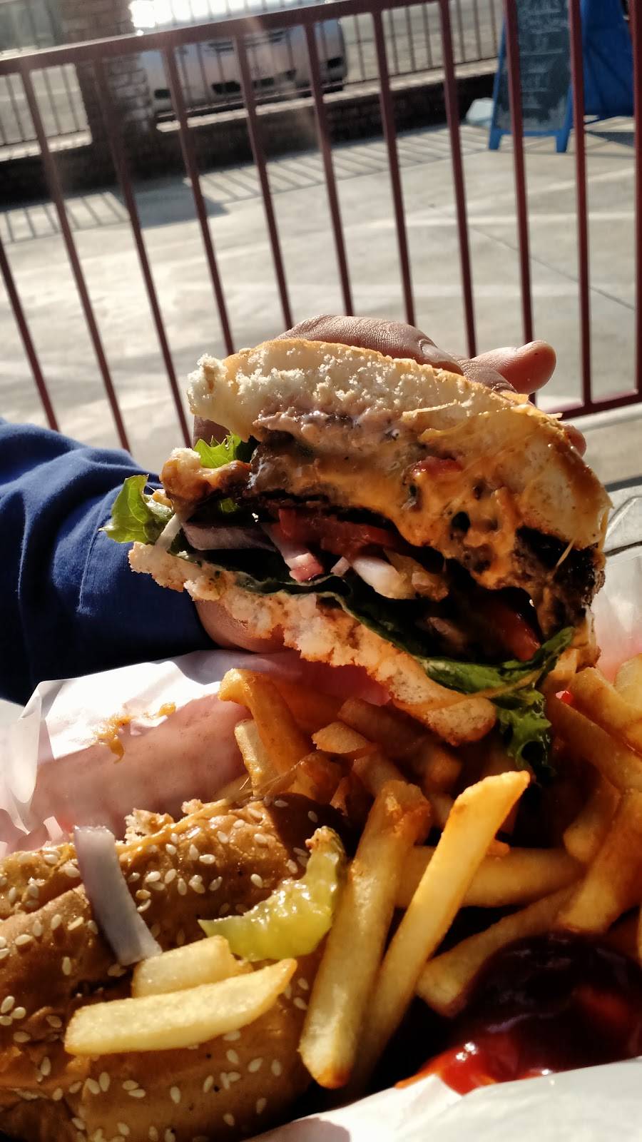 Lulas Neighborhood Grill | restaurant | 4821 Yosemite Blvd, Modesto, CA 95357, USA | 2095260009 OR +1 209-526-0009