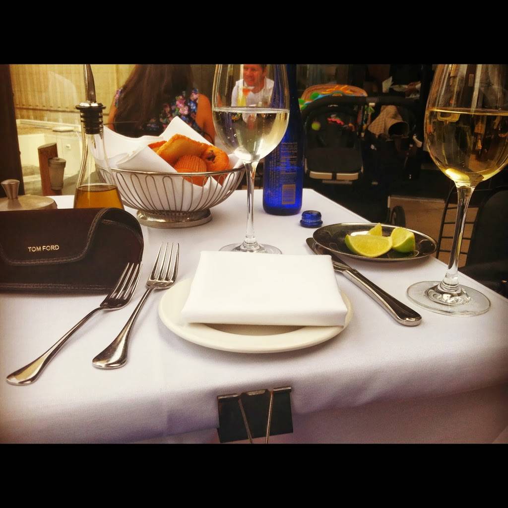 Freds Chicago | restaurant | 15 East W Oak St, Chicago, IL 60611, USA | 3125961111 OR +1 312-596-1111