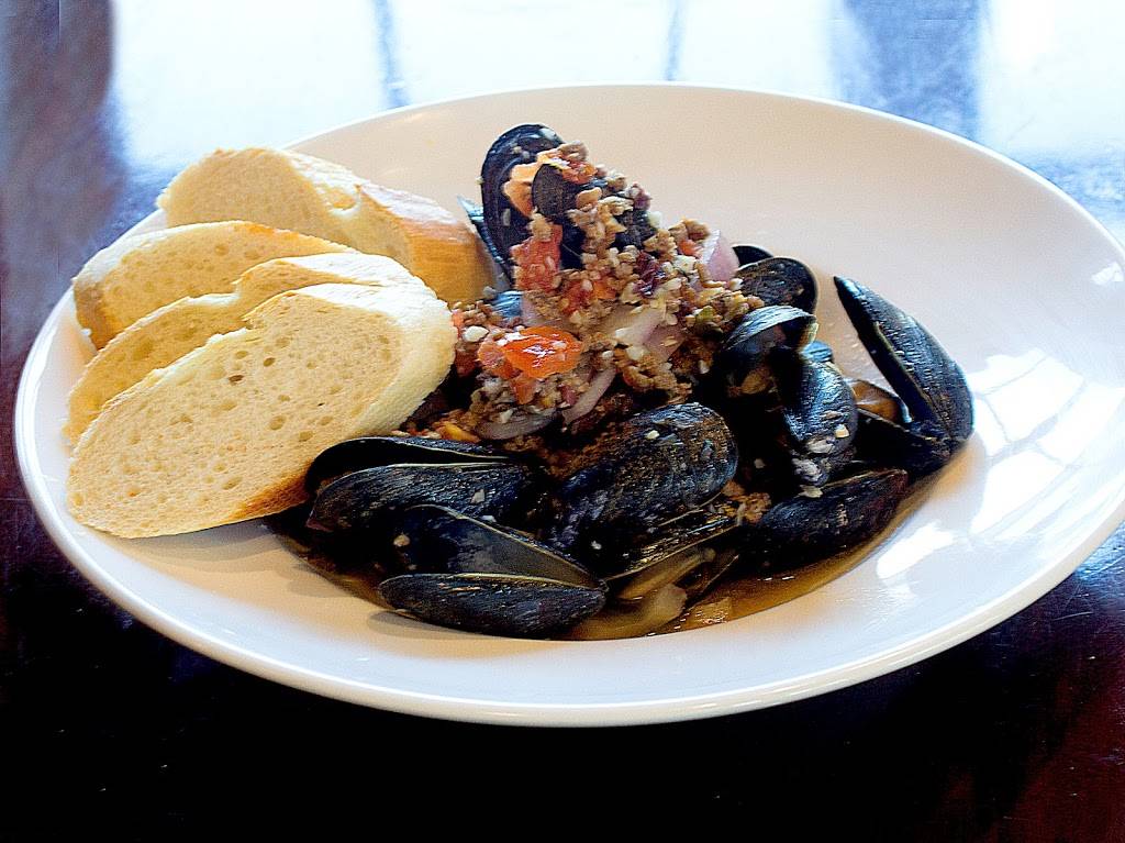 Tavern on Main | restaurant | 195 Main St, Wakefield, RI 02879, USA | 4014729240 OR +1 401-472-9240