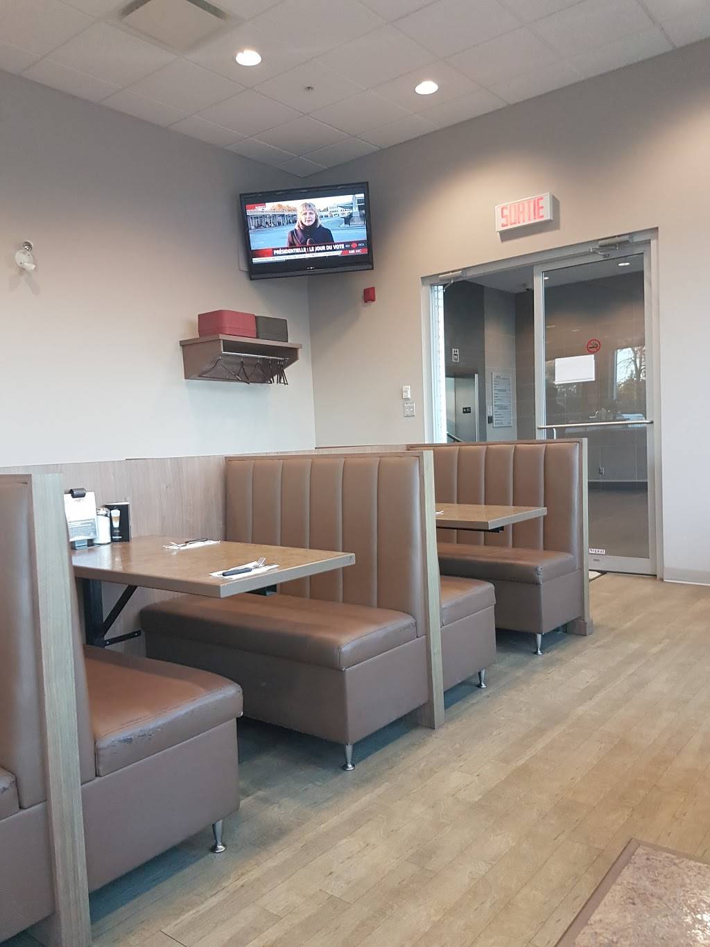 Cafe Cargo | restaurant | 2200 Avenue Reverchon, Pointe-Claire, QC H9P 2S7, Canada | 5145383030 OR +1 514-538-3030