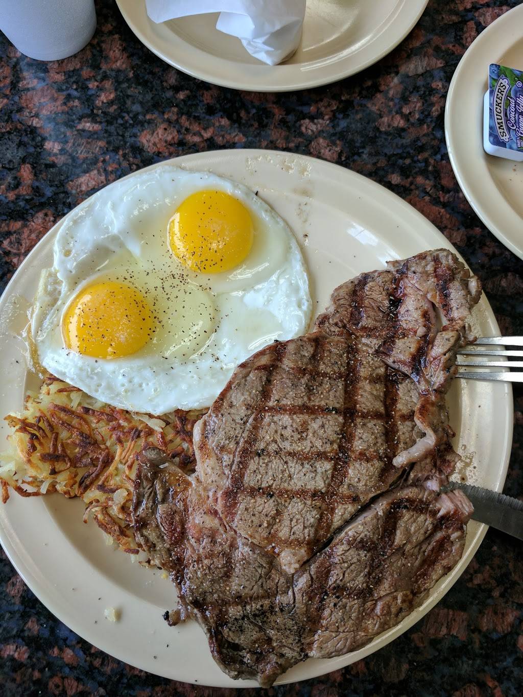 Dukes Charbroiler | restaurant | 2900 W Warner Ave, Santa Ana, CA 92704, USA | 7145575480 OR +1 714-557-5480