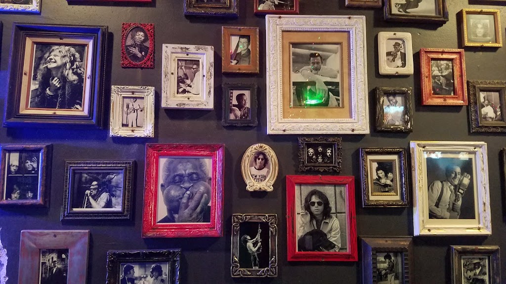 Paulies Pizza Pub | restaurant | 247 N 2nd Ave, Upland, CA 91786, USA | 9096081115 OR +1 909-608-1115