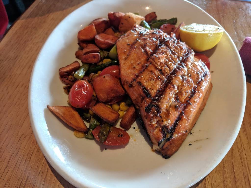 Twin Peaks | restaurant | 17W744 22nd St, Oakbrook Terrace, IL 60181, USA | 3313077940 OR +1 331-307-7940