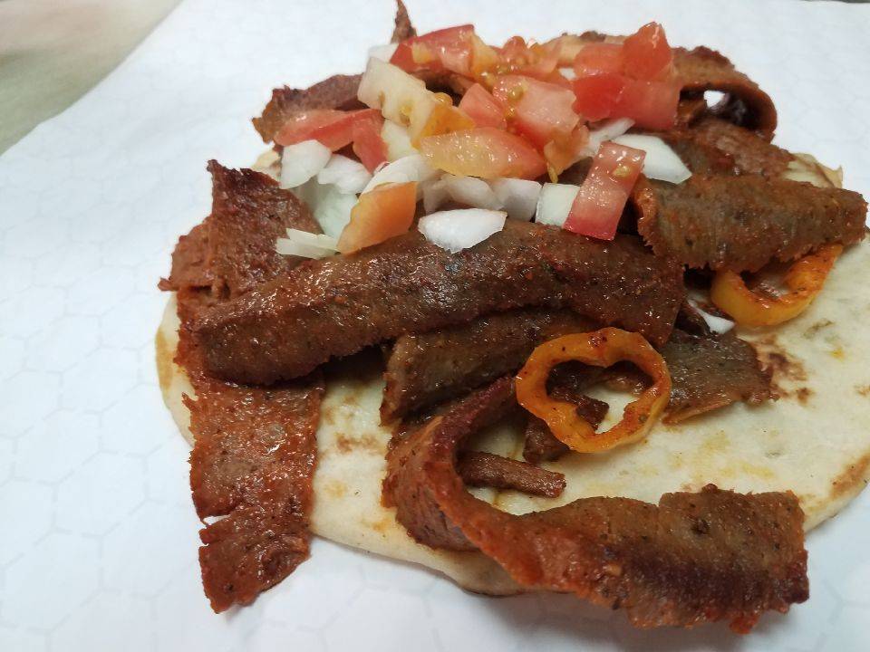 Freshlys Gyros & Cornedbeef | restaurant | 34500 Euclid Ave, Willoughby, OH 44094, USA | 4409464100 OR +1 440-946-4100