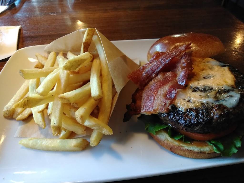 TGI Fridays | restaurant | 1077 E Herndon Ave, Fresno, CA 93710, USA | 5594358443 OR +1 559-435-8443