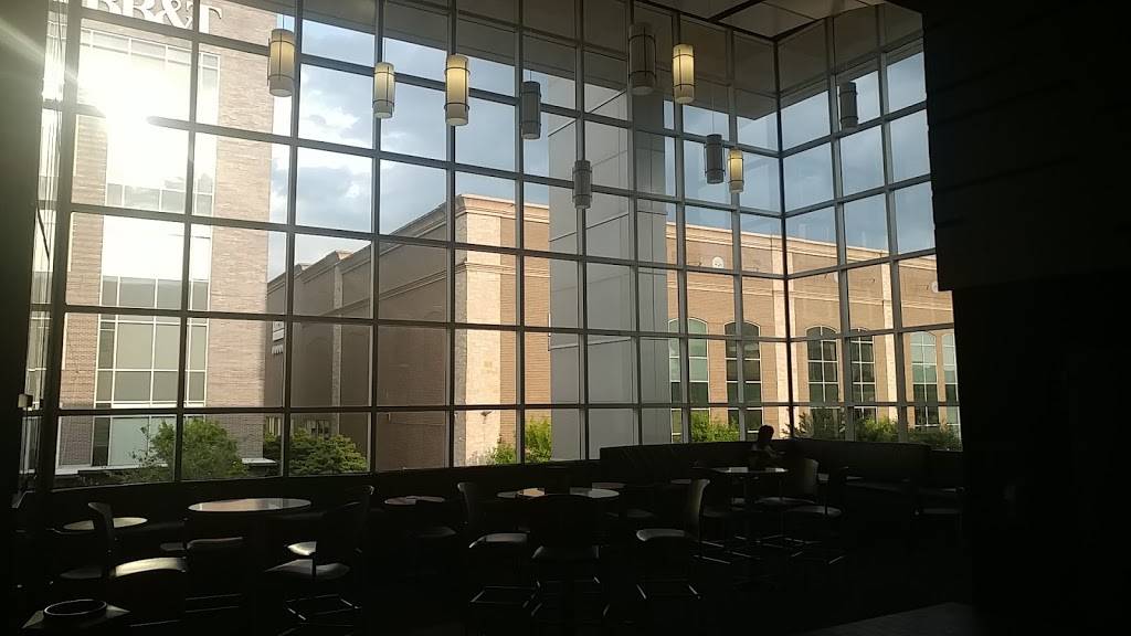 Studio Movie Grill | restaurant | 822 Town and Country Blvd, Houston, TX 77024, USA | 7134614449 OR +1 713-461-4449