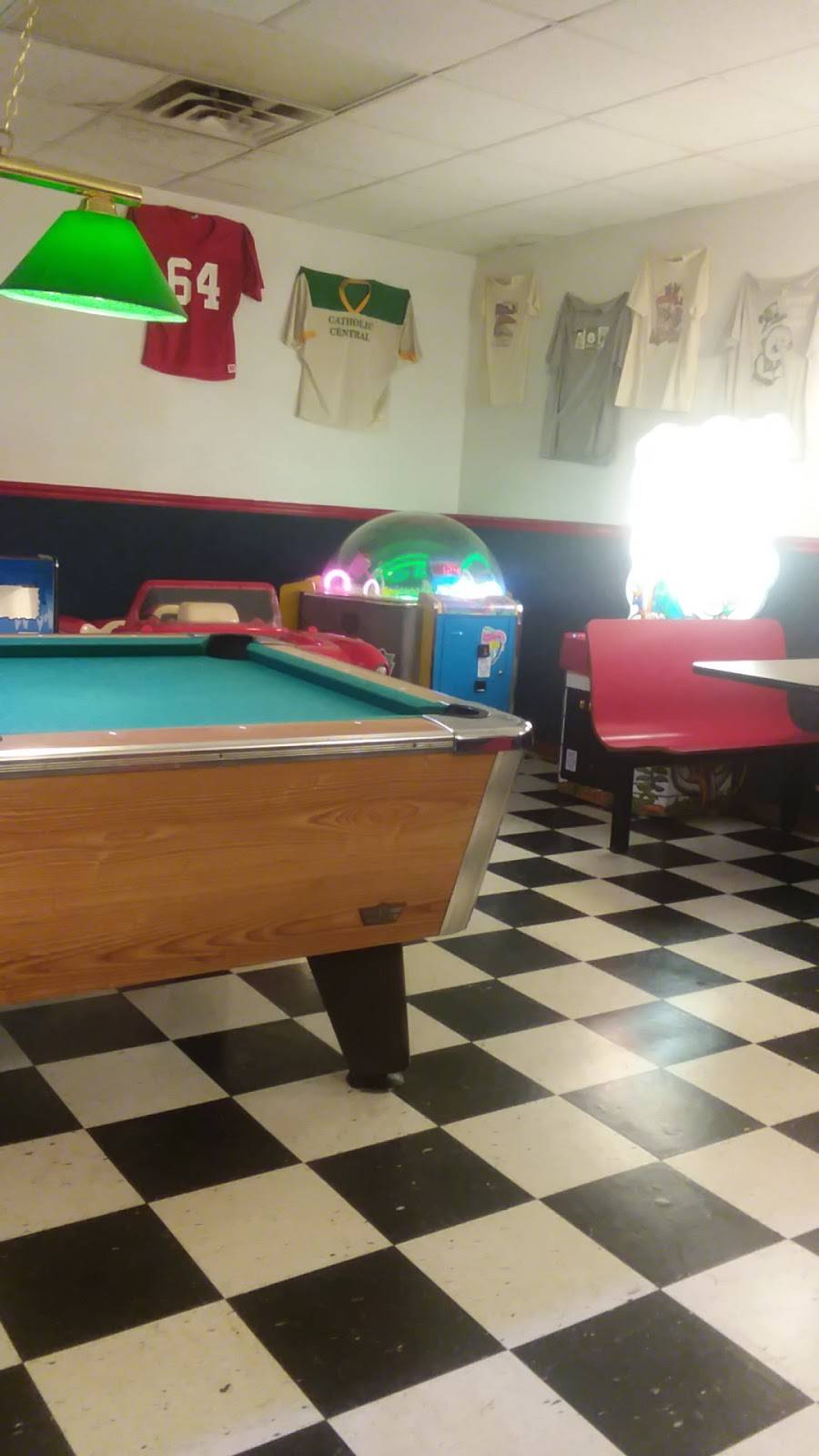 Scoops Sports Cafe Inc | restaurant | 2000 Cleveland Ave, Marinette, WI 54143, USA | 7157324472 OR +1 715-732-4472