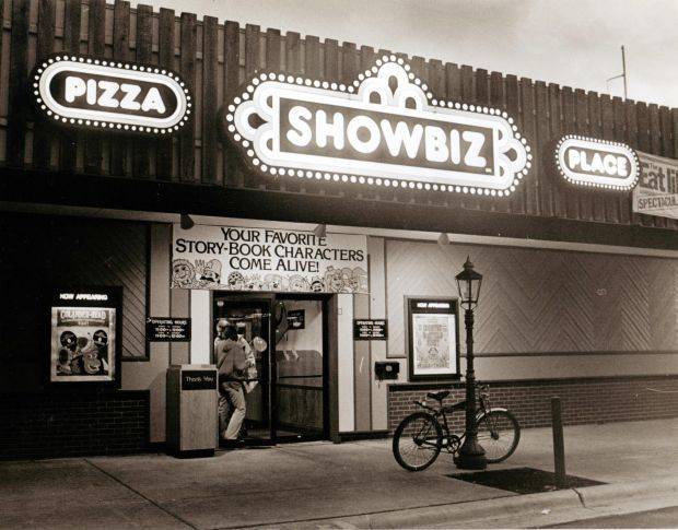 Showbiz Pizza Place | restaurant | 903 W Kimberly Rd, Davenport, IA 52806, USA | 3162993477 OR +1 316-299-3477