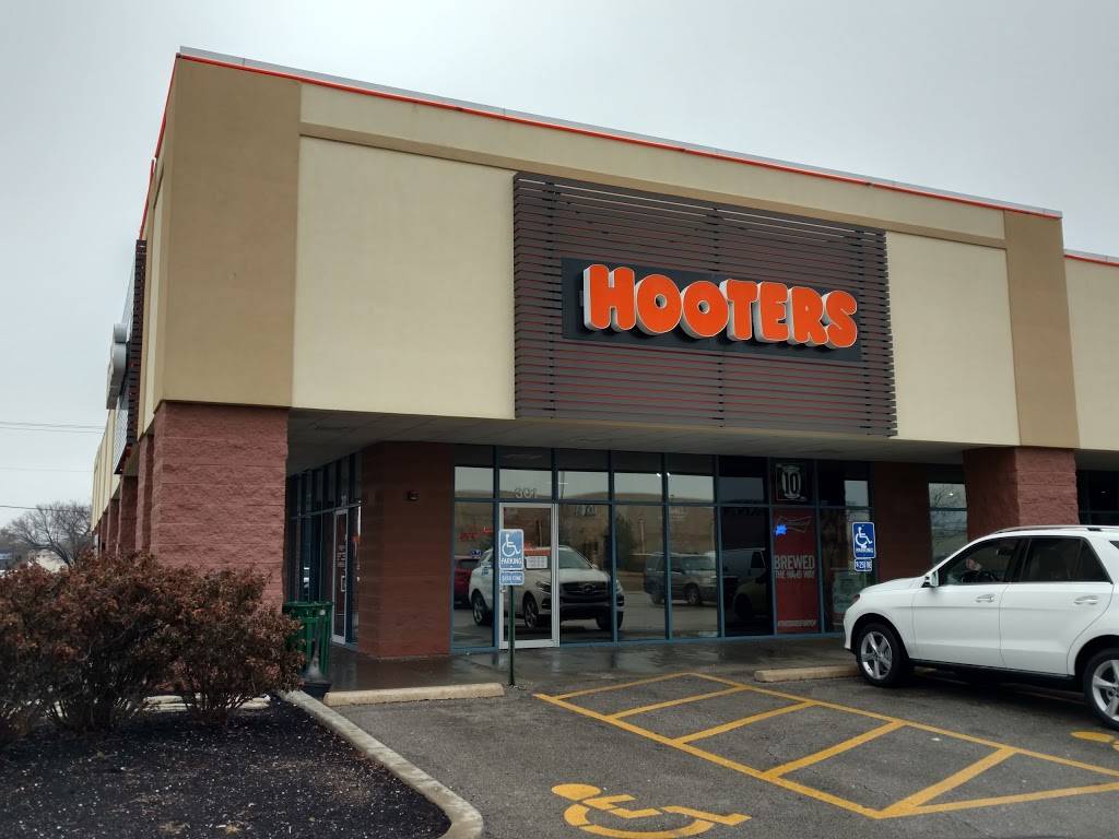 Hooters | meal takeaway | 301 Market Pl Suite C, Fairview Heights, IL 62208, USA | 6183983374 OR +1 618-398-3374
