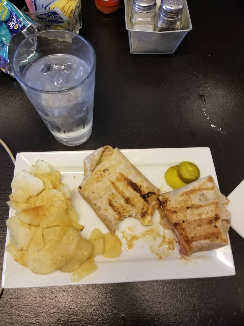 Cranberry Cafe | meal takeaway | 704 E Broadway, Boston, MA 02127, USA | 6172683553 OR +1 617-268-3553