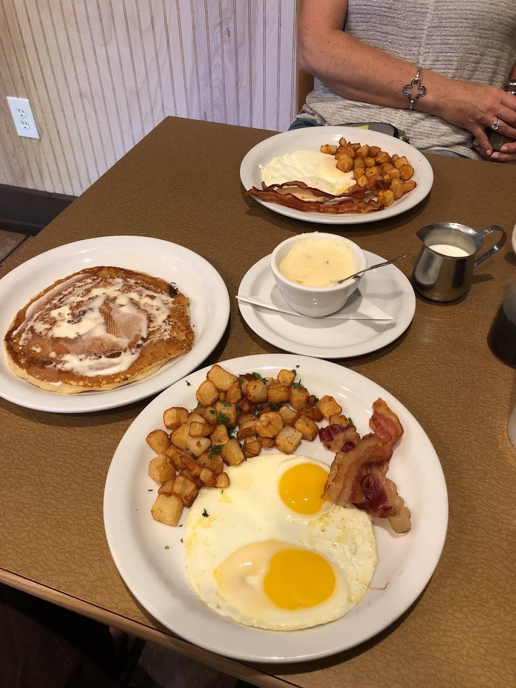 Reveille Cafe | cafe | 9925 Haynes Bridge Rd #640, Alpharetta, GA 30022, USA | 7703600970 OR +1 770-360-0970