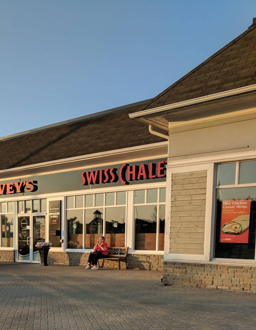 Swiss Chalet | restaurant | 252 Lakeshore Rd W, Mississauga, ON L5H 1G6, Canada | 9052780391 OR +1 905-278-0391