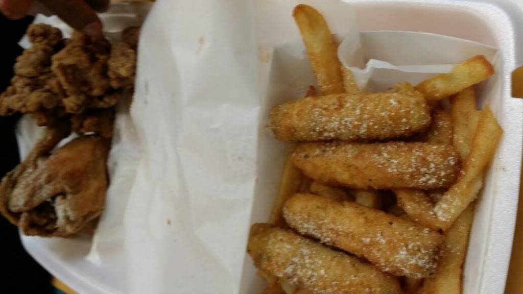 Sharks Fish & Chicken | restaurant | 901 Lucinda Ave, DeKalb, IL 60115, USA | 8157586600 OR +1 815-758-6600