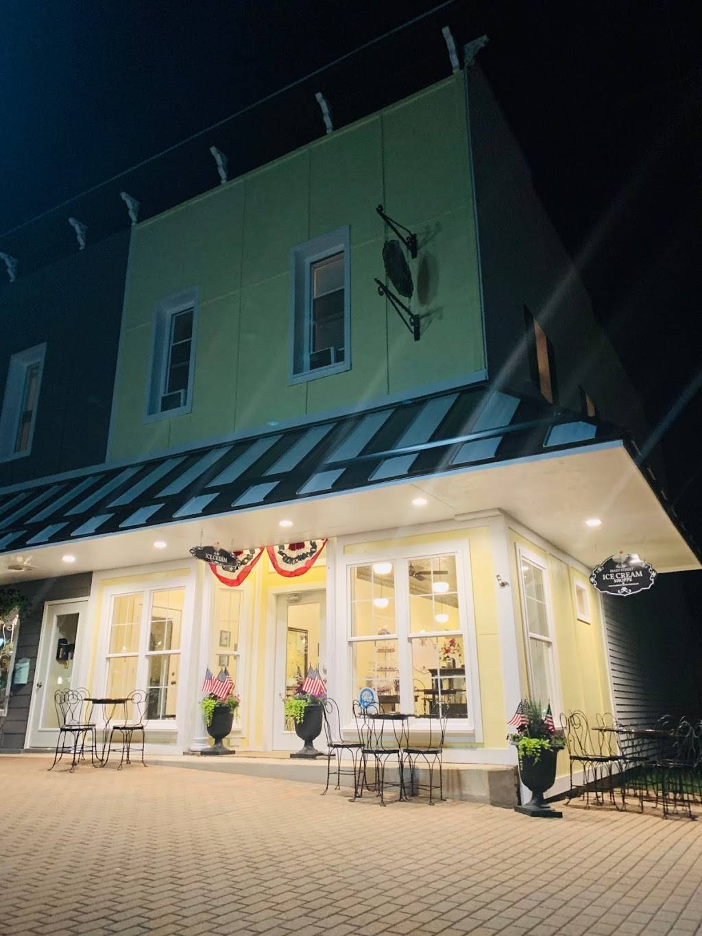 Main Street Ice Cream Shoppe and Old Fashion Soda Fountain | restaurant | 1002 4th Ave, Lake Odessa, MI 48849, USA | 6165375100 OR +1 616-537-5100