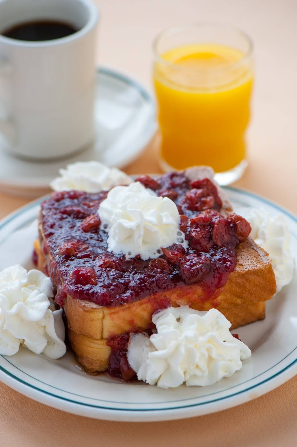 Hof Restaurant | restaurant | 7715 Horseshoe Bay Rd, Egg Harbor, WI 54209, USA | 9208683000 OR +1 920-868-3000