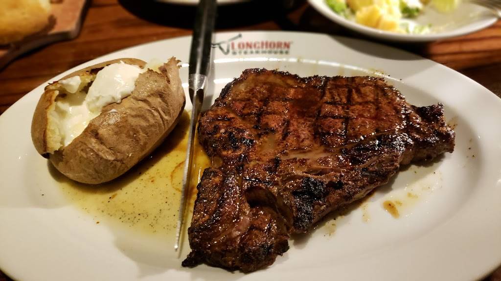 LongHorn Steakhouse | meal takeaway | 3300 W Touhy Ave, Skokie, IL 60076, USA | 8476741673 OR +1 847-674-1673