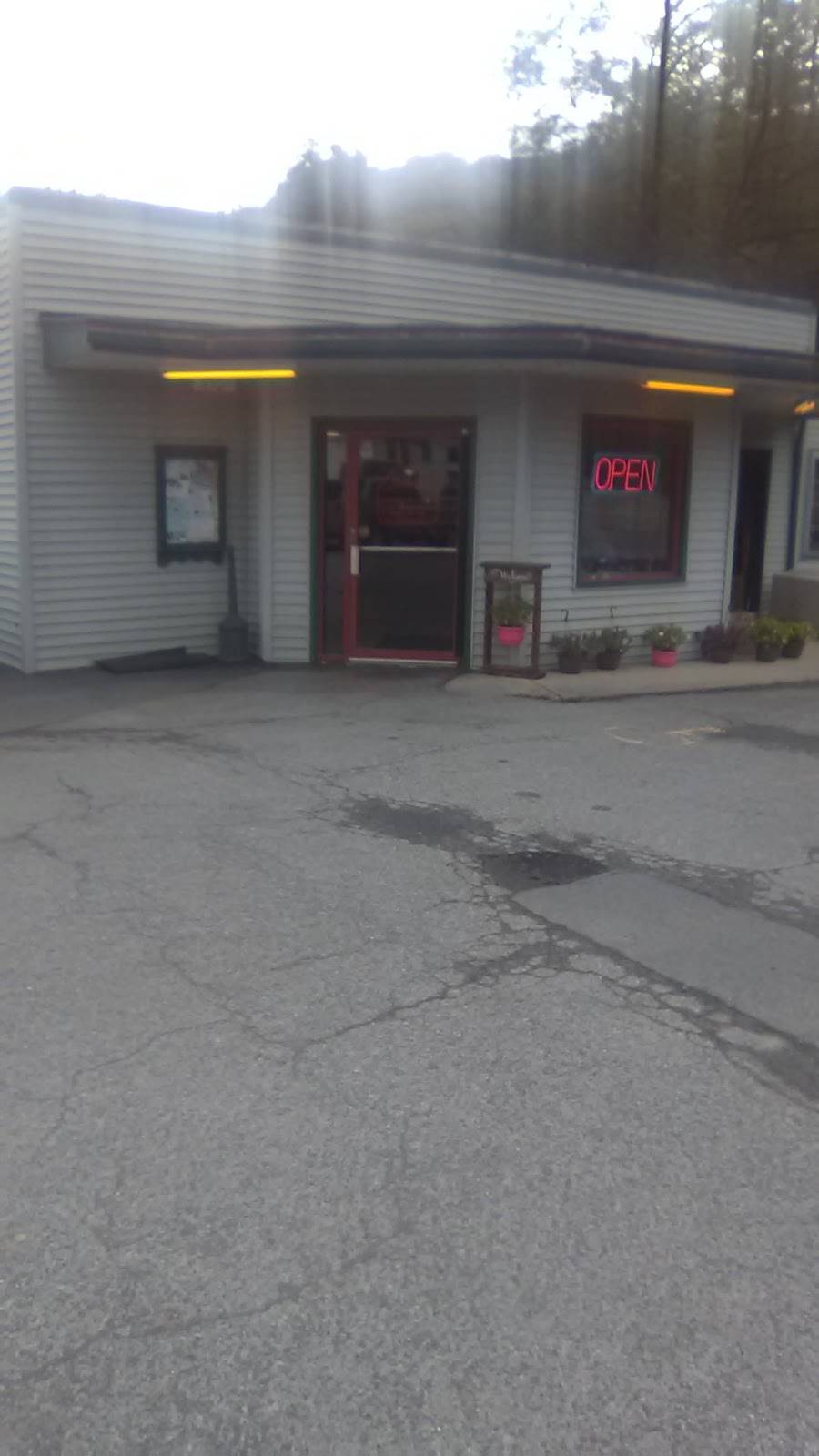 Micheles OIP Restaurant & Pizzeria | restaurant | 100 S Main St, Reedsville, PA 17084, USA | 7176679496 OR +1 717-667-9496