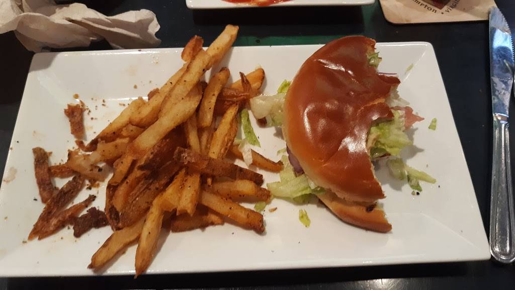 Shipwrecks Taphouse & Grill | restaurant | 4020 N Croatan Hwy, Kitty Hawk, NC 27949, USA | 2522617800 OR +1 252-261-7800