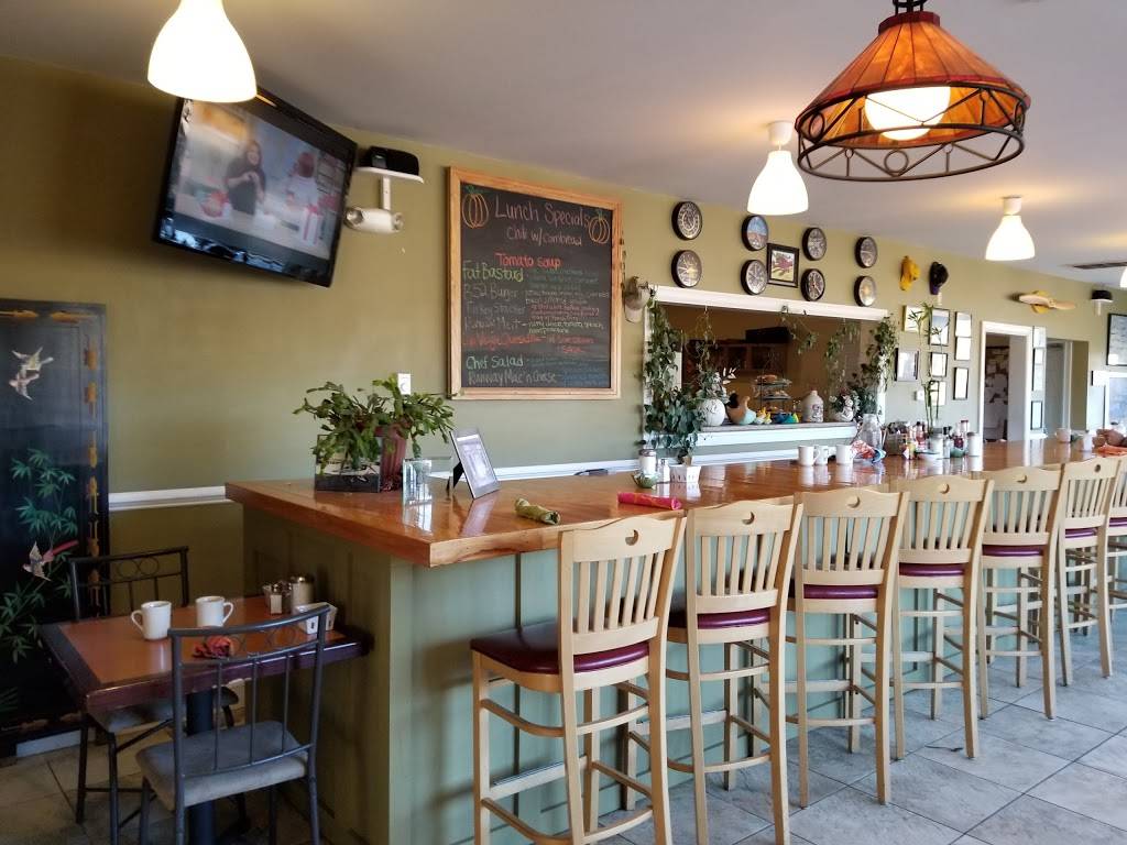 Runway Restaurant | restaurant | 13 Airport Dr, Limington, ME 04049, USA | 2076372210 OR +1 207-637-2210