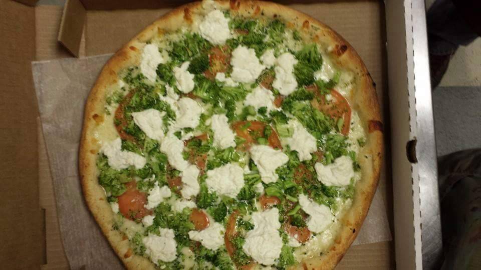 Chriss Pizzeria | restaurant | 786 Pawling Ave, Troy, NY 12180, USA | 5182836411 OR +1 518-283-6411