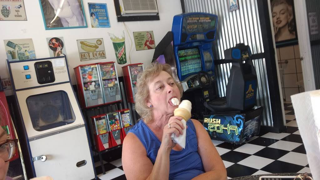 Warfield Dairy Bar | restaurant | 68 Riverfront Road, Warfield, KY 41267, USA | 6063956060 OR +1 606-395-6060