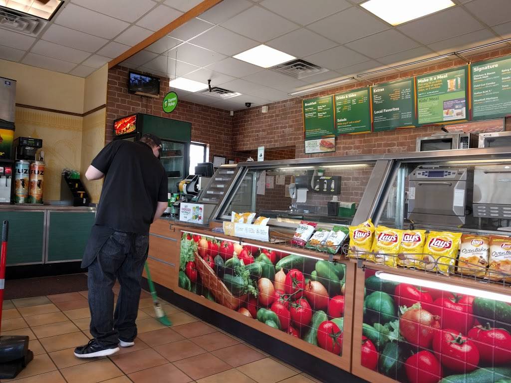 Subway | meal takeaway | 2424 S West St, Wichita, KS 67217, USA | 3169424422 OR +1 316-942-4422