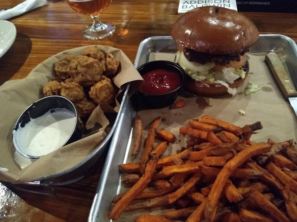 Redfields Tavern | restaurant | 2213 Butler St, Dallas, TX 75235, USA | 2144772100 OR +1 214-477-2100