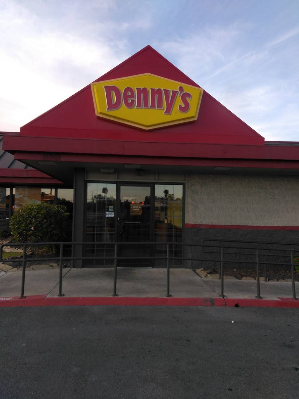Dennys | restaurant | 11901 East Fwy, Houston, TX 77029, USA | 7134555599 OR +1 713-455-5599