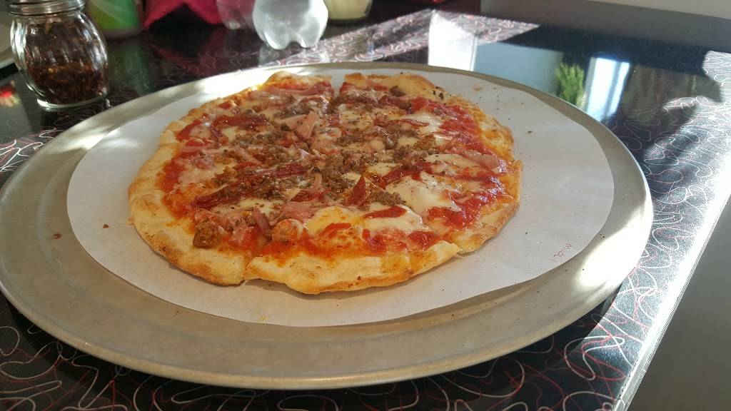 Magoos Pizza | restaurant | 1875 University Ave, Dubuque, IA 52001, USA | 5638450604 OR +1 563-845-0604