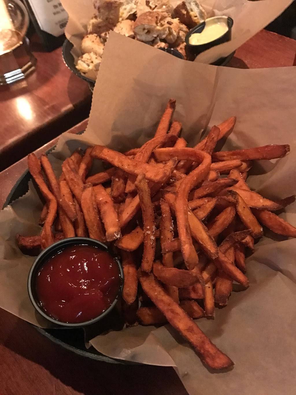 Samuels | restaurant | 1000 W Columbus Ave, Springfield, MA 01105, USA | 4137317267 OR +1 413-731-7267