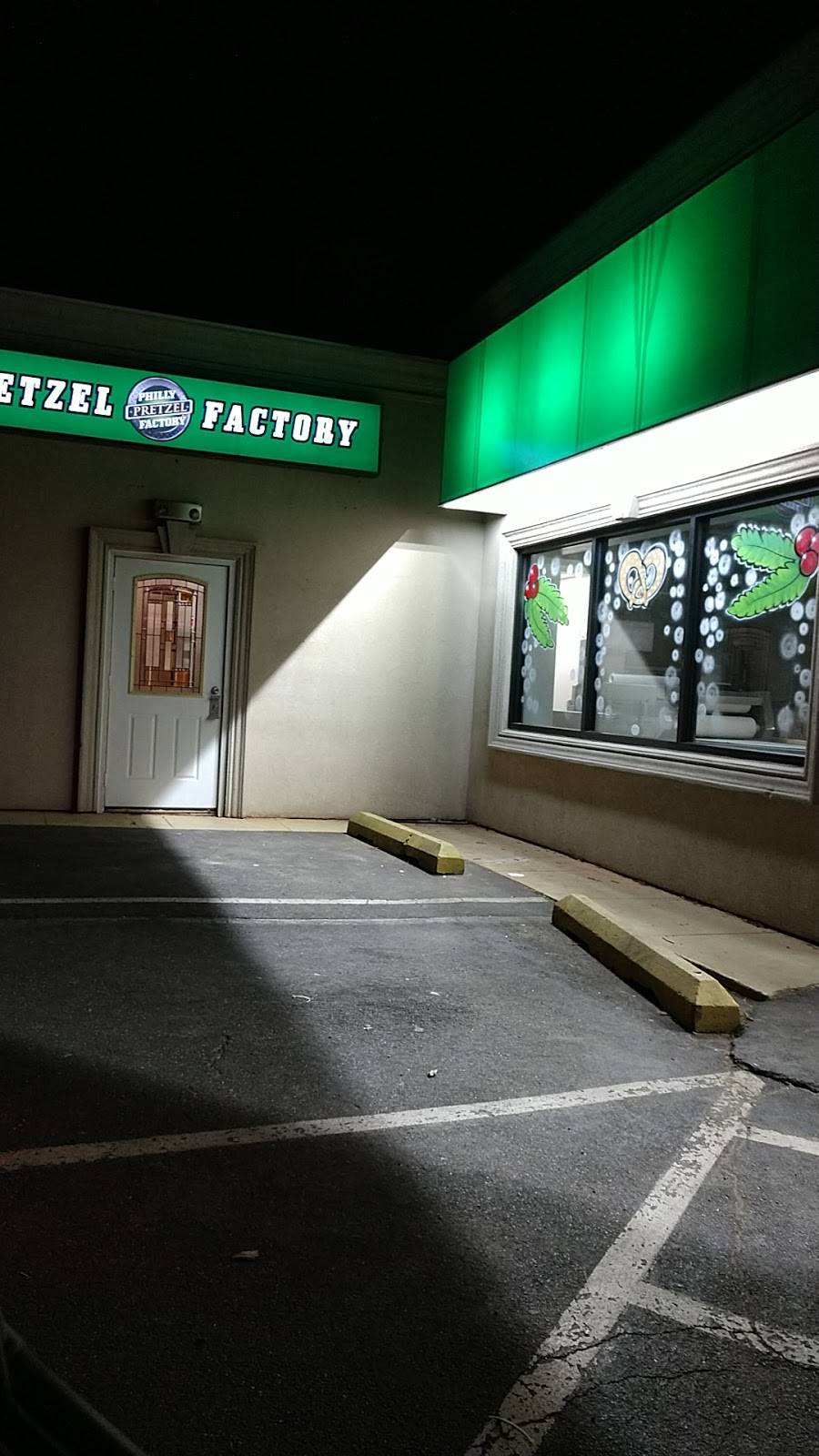 Philly Pretzel Factory | bakery | 197 Franklin Ave, Franklin Square, NY 11010, USA | 5164073300 OR +1 516-407-3300