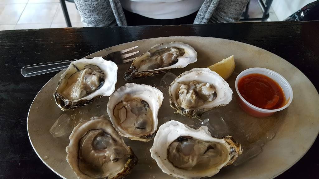 Off the Hook Bar & Grill | restaurant | 170 Ferry Blvd, Stratford, CT 06615, USA | 2036901777 OR +1 203-690-1777