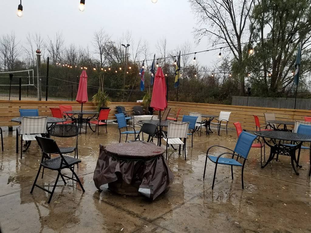 Daizy Dukes sports bar and grill | restaurant | 5153 Fenton Rd, Flint, MI 48507, USA | 8102859108 OR +1 810-285-9108