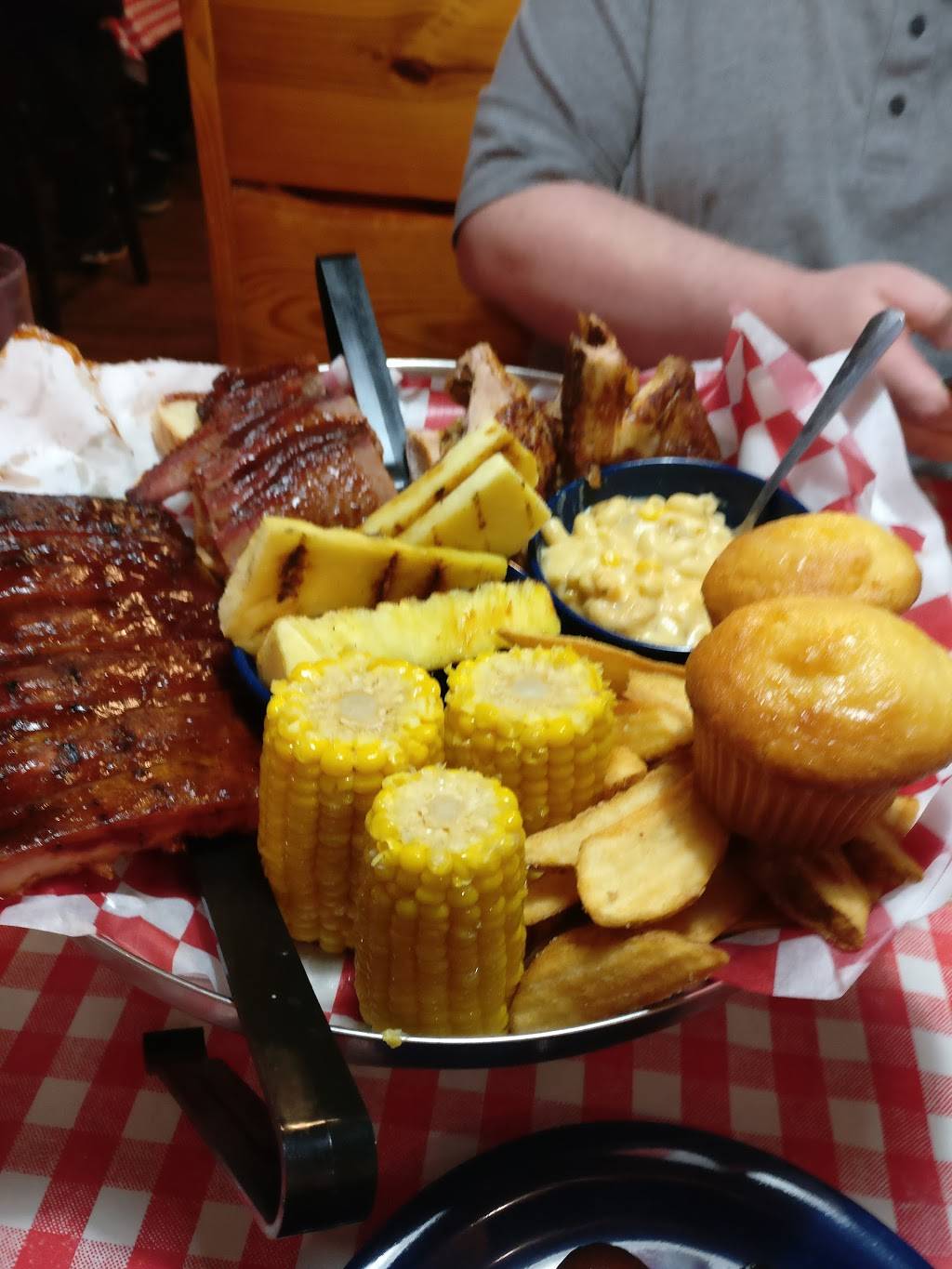 Famous Daves Bar-B-Que | restaurant | 15657 S Harlem Ave, Orland Park, IL 60462, USA | 7085327850 OR +1 708-532-7850