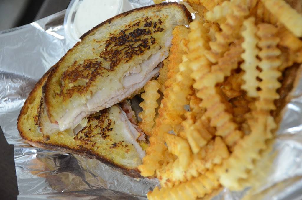 Mickys Irish Pub | restaurant | 11 S Dubuque St, Iowa City, IA 52240, USA | 3193386860 OR +1 319-338-6860