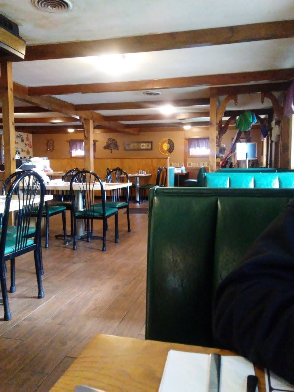 Beardslees Restaurant | restaurant | 3135 E Howard City Edmore Rd, Edmore, MI 48829, USA | 9894273431 OR +1 989-427-3431