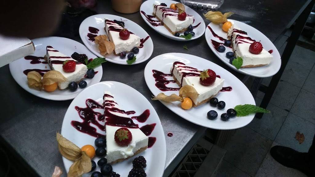 le Charleville | restaurant | 197 Avenue Saint-Charles, Vaudreuil-Dorion, QC J7V 2L4, Canada | 4504242990 OR +1 450-424-2990