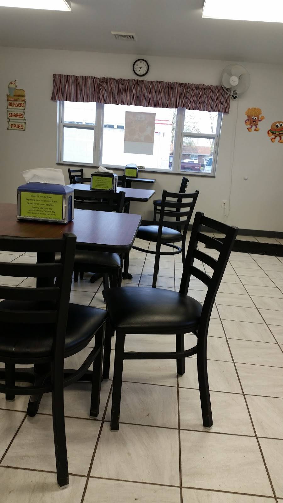 Village Drive-In | restaurant | 212 S Washington St, Bunker Hill, IL 62014, USA | 6185853113 OR +1 618-585-3113