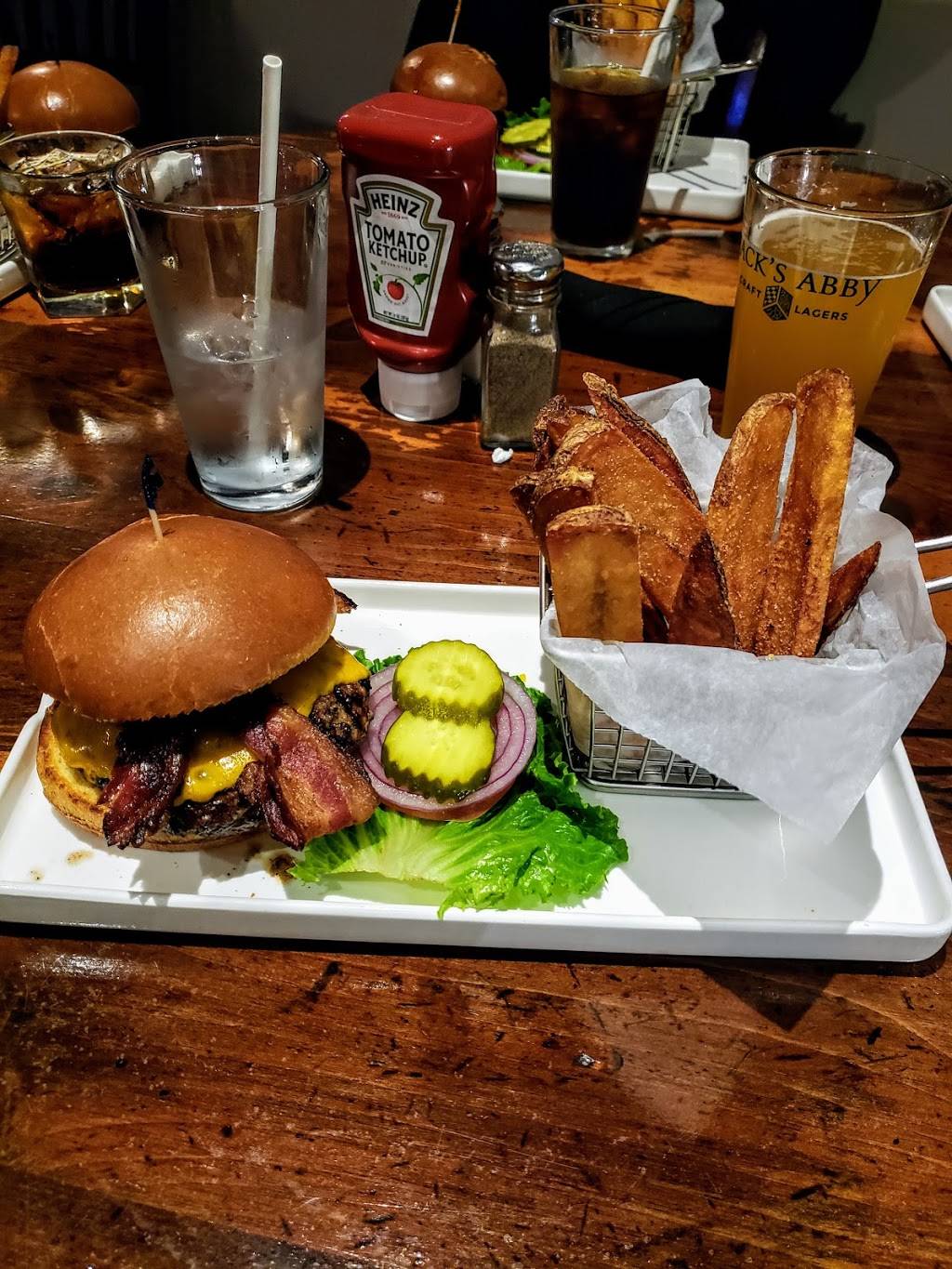 Town Tavern | restaurant | 201 Massachusetts Ave, Arlington, MA 02474, USA | 7818595413 OR +1 781-859-5413